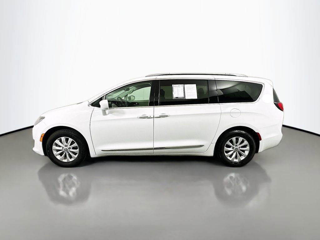 Used 2019 Chrysler Pacifica Touring-L image 4