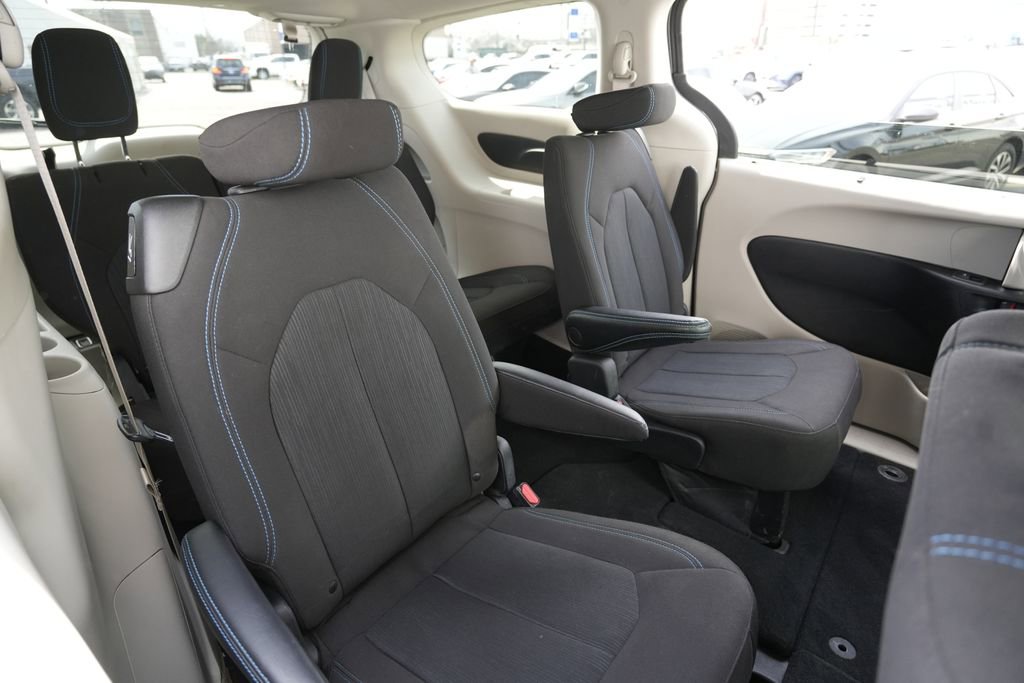 Used 2021 Chrysler Pacifica Touring image 26