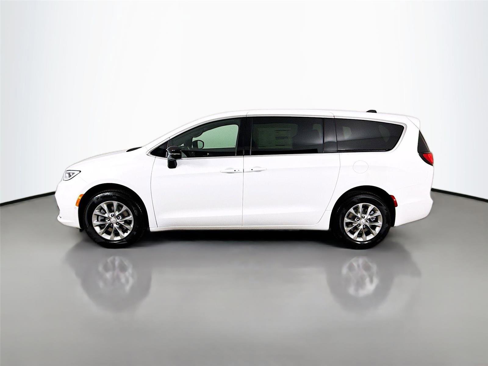 New 2026 Chrysler Pacifica Select image 4