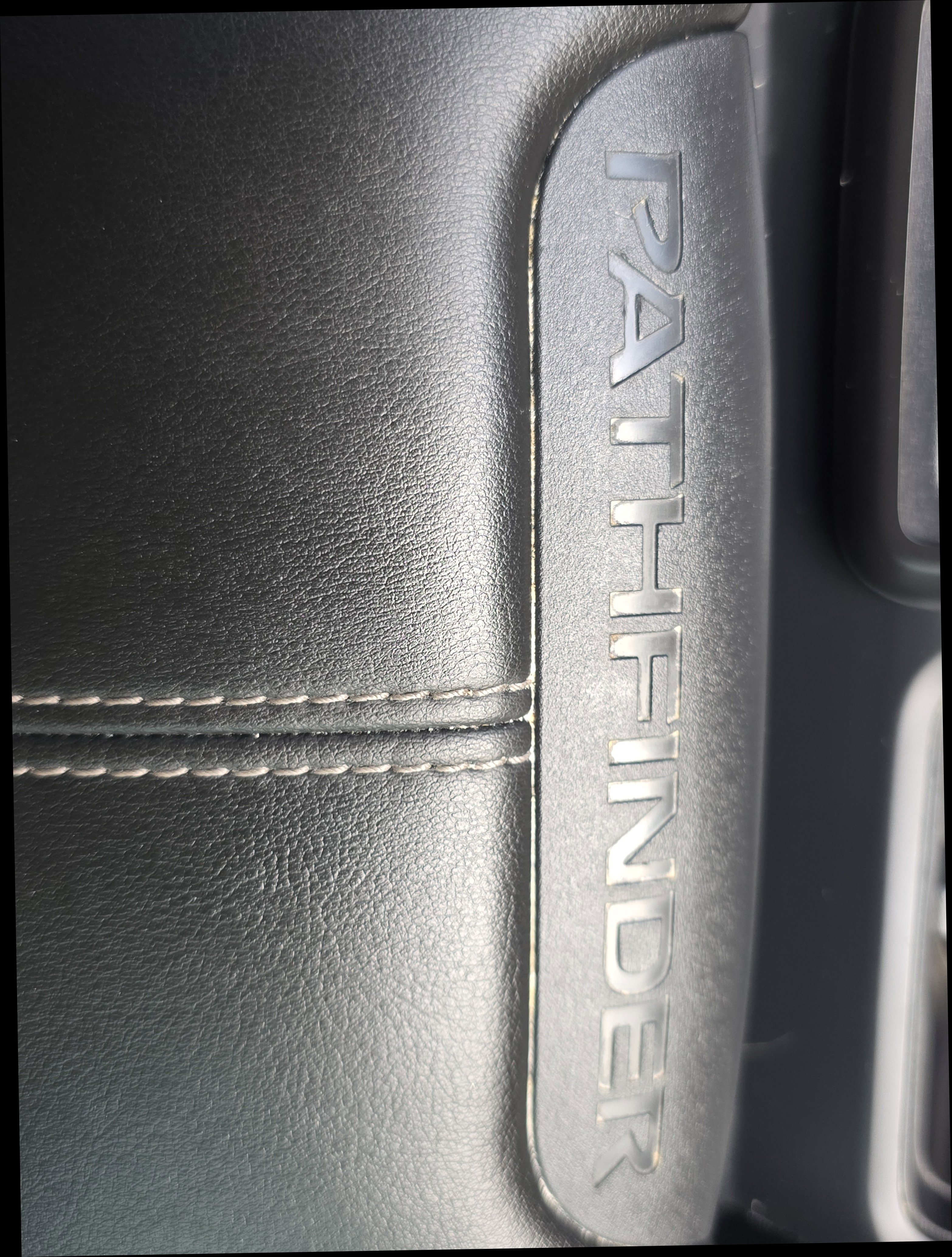 Used 2024 Nissan Pathfinder S image 32