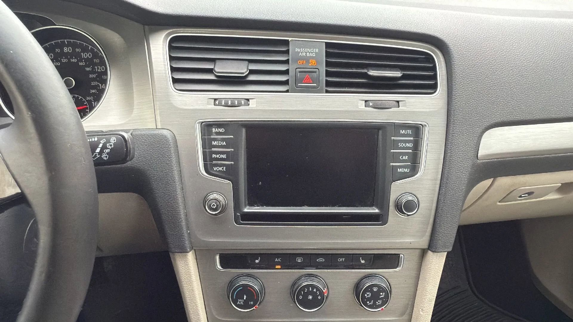 Used 2016 Volkswagen Golf Limited Edition image 18