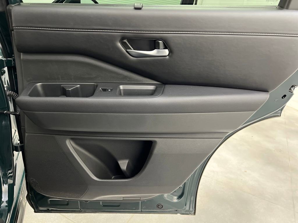 Used 2025 Nissan Pathfinder SL FWD image 19
