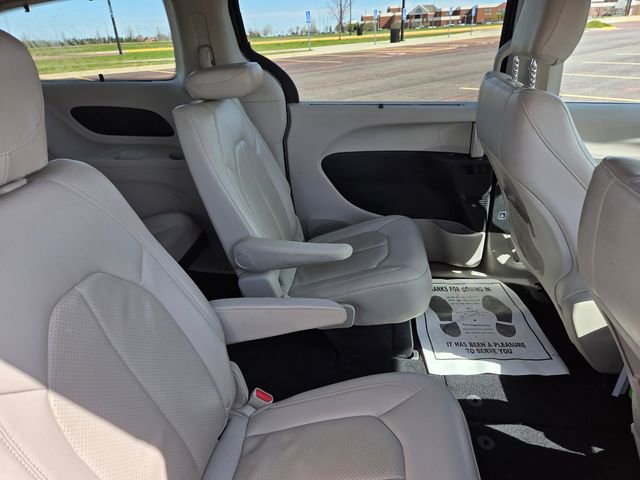 Used 2018 Chrysler Pacifica Touring-L FWD image 39