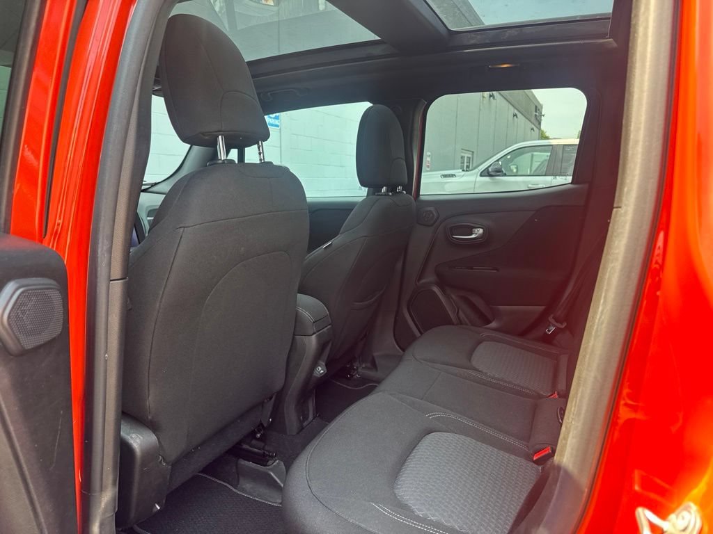 Used 2021 Jeep Renegade Latitude w/ Sun & Sound Group AWD/4WD image 3