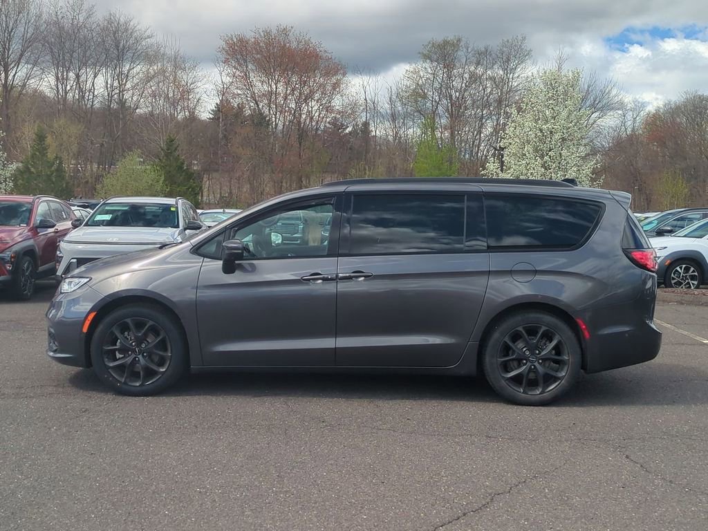 Used 2023 Chrysler Pacifica Touring-L w/ S Appearance Package image 6