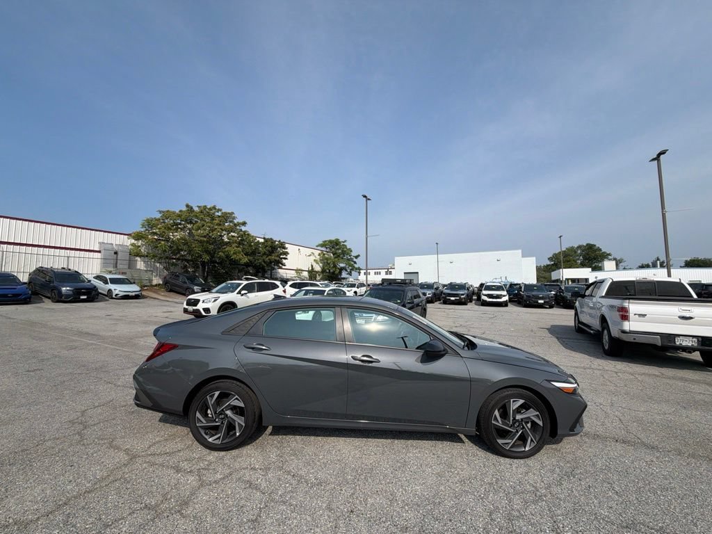 Used 2025 Hyundai Elantra Sport FWD image 2