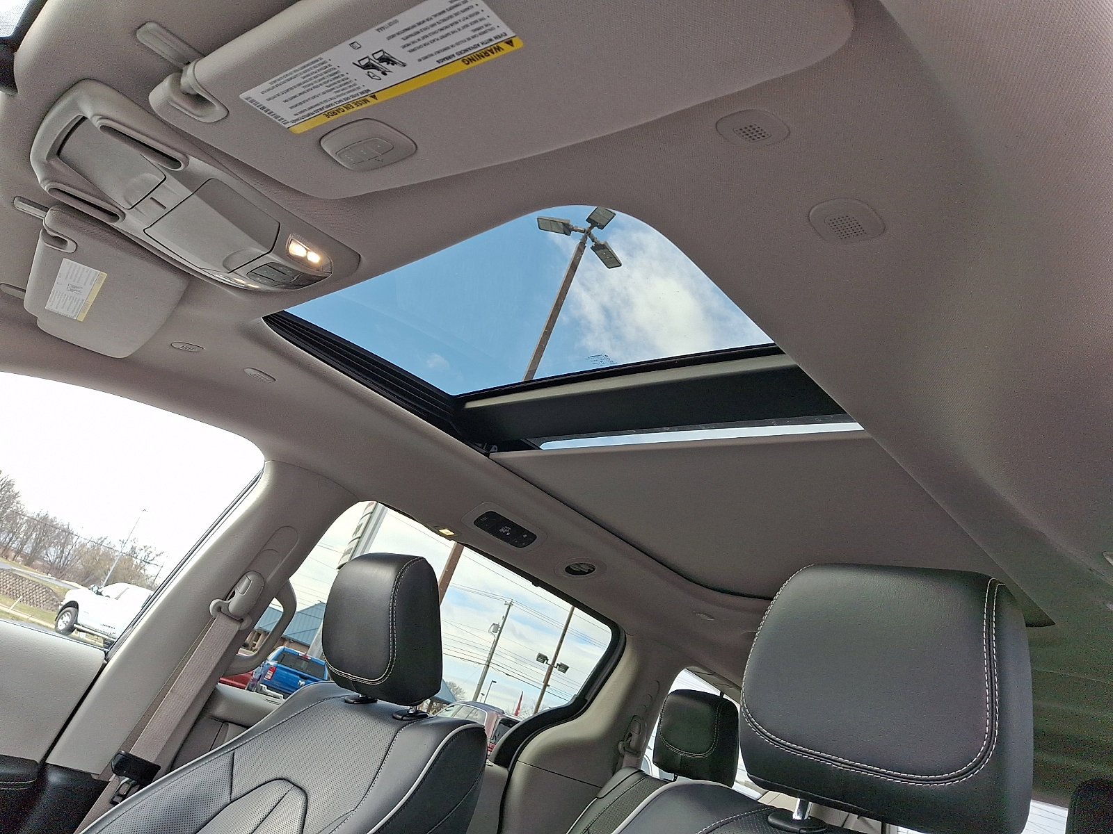 Used 2023 Chrysler Pacifica Limited image 16