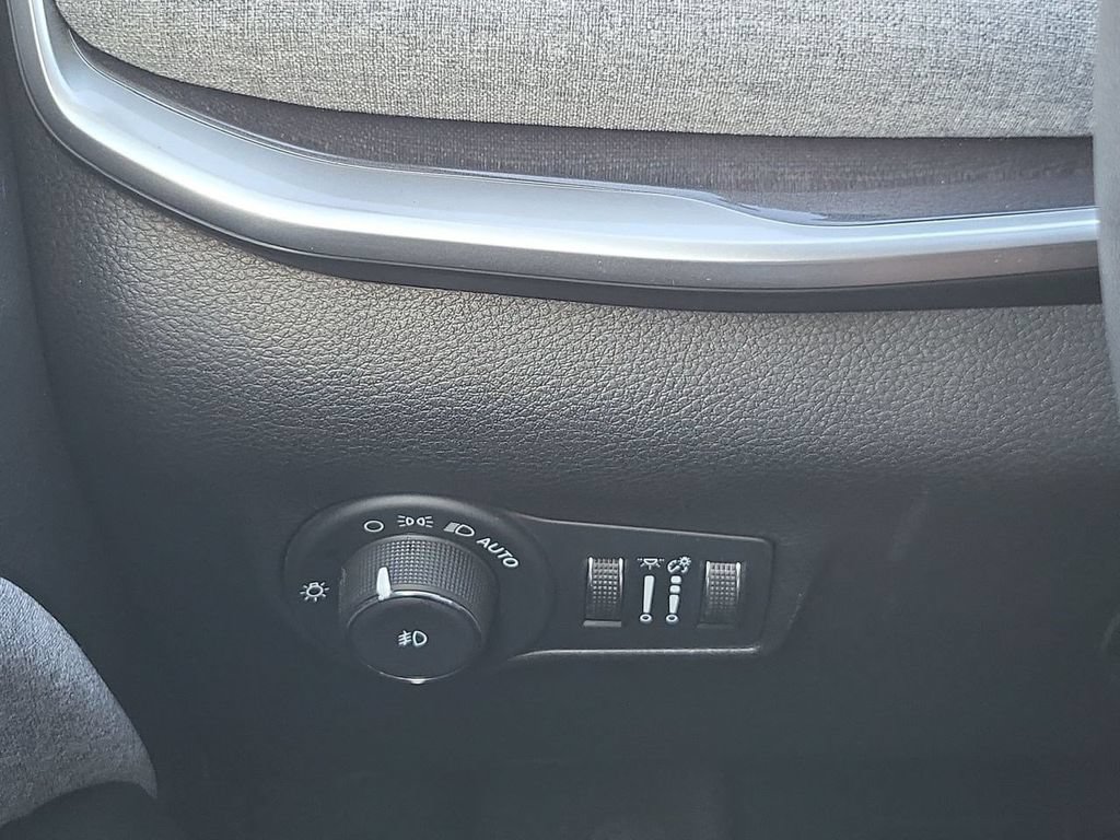Used 2022 Jeep Compass Latitude FWD image 23