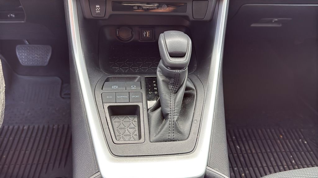 Used 2023 Toyota RAV4 LE FWD image 10