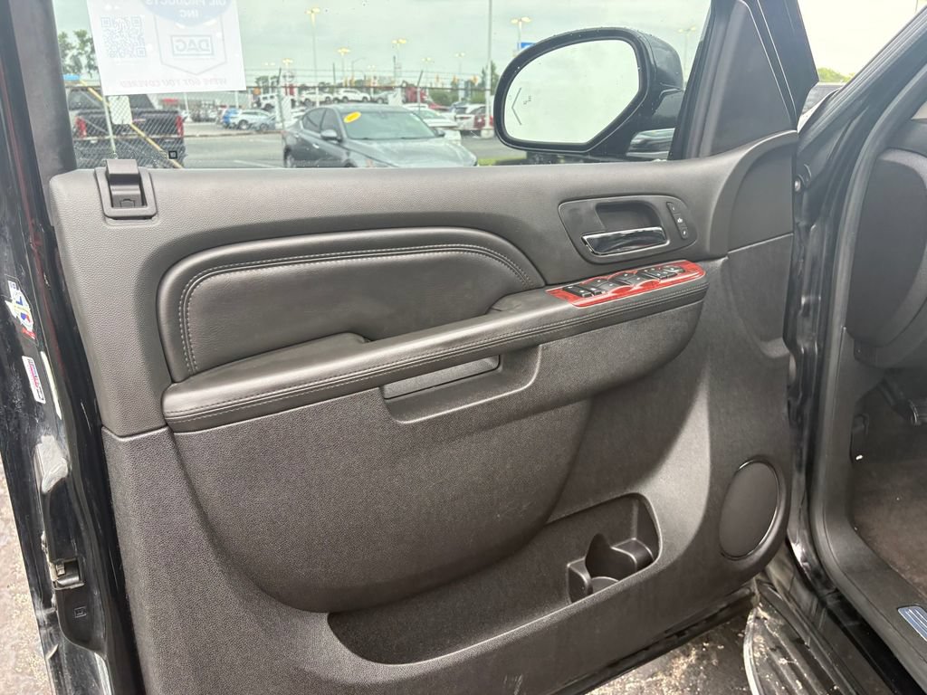 Used 2014 Cadillac Escalade Luxury AWD/4WD image 15