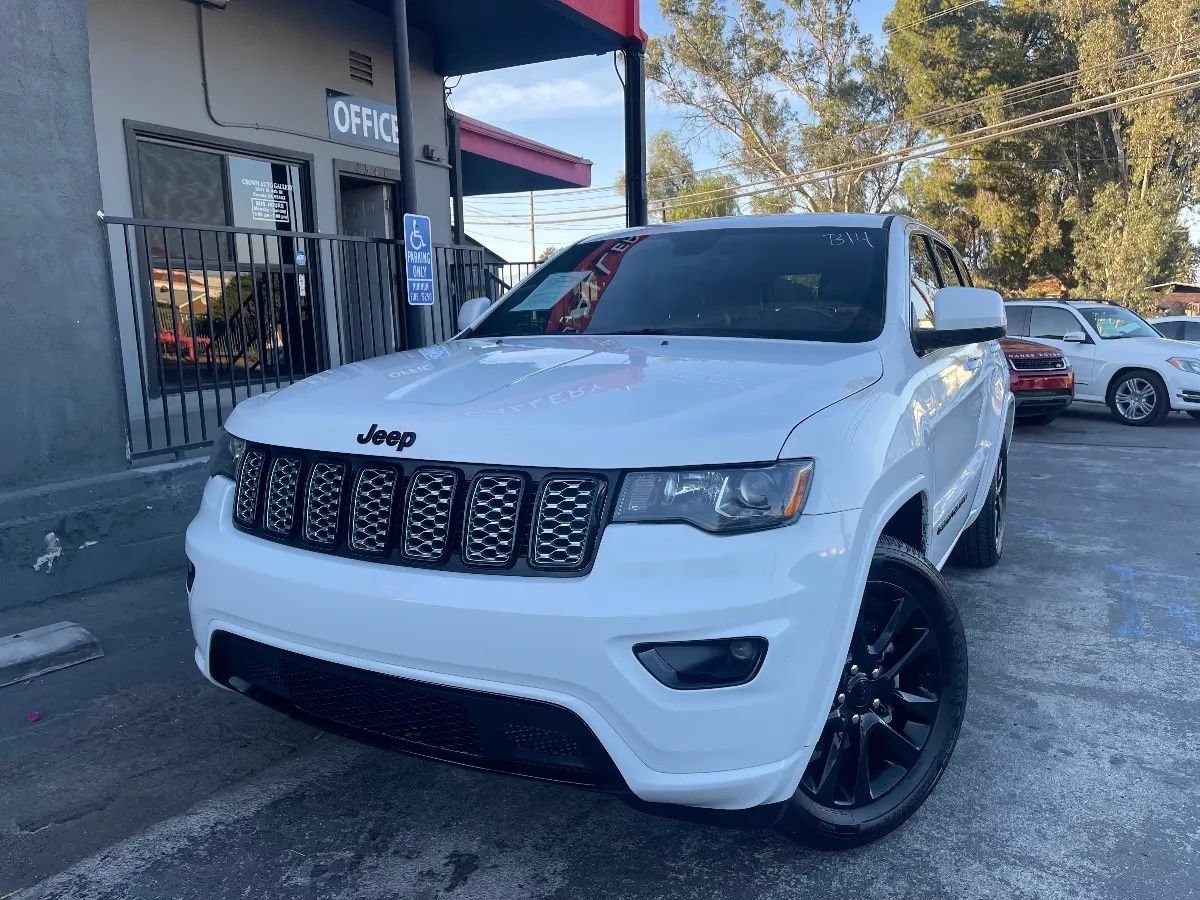 Used 2018 Jeep Grand Cherokee Altitude RWD image 1