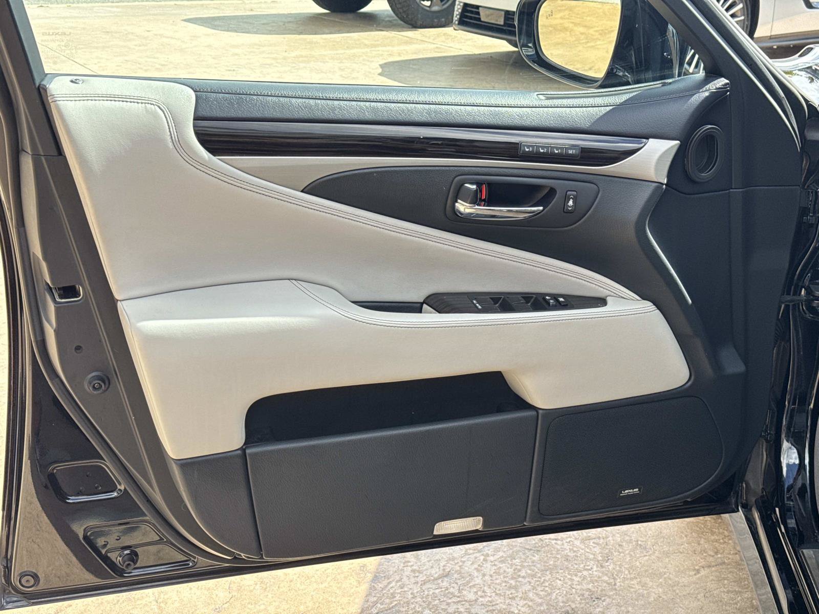 Used 2016 Lexus LS 460 AWD w/ Comfort Package image 11