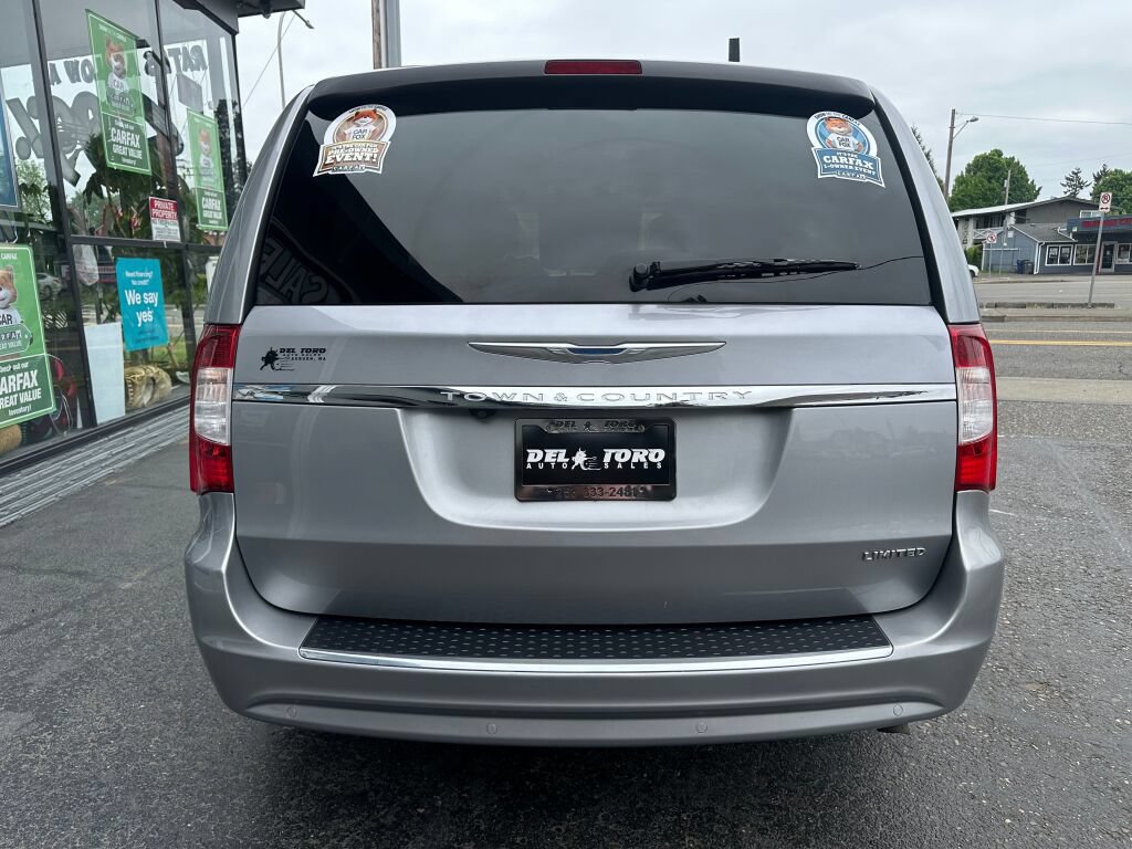 Used 2016 Chrysler Town & Country Limited FWD image 8