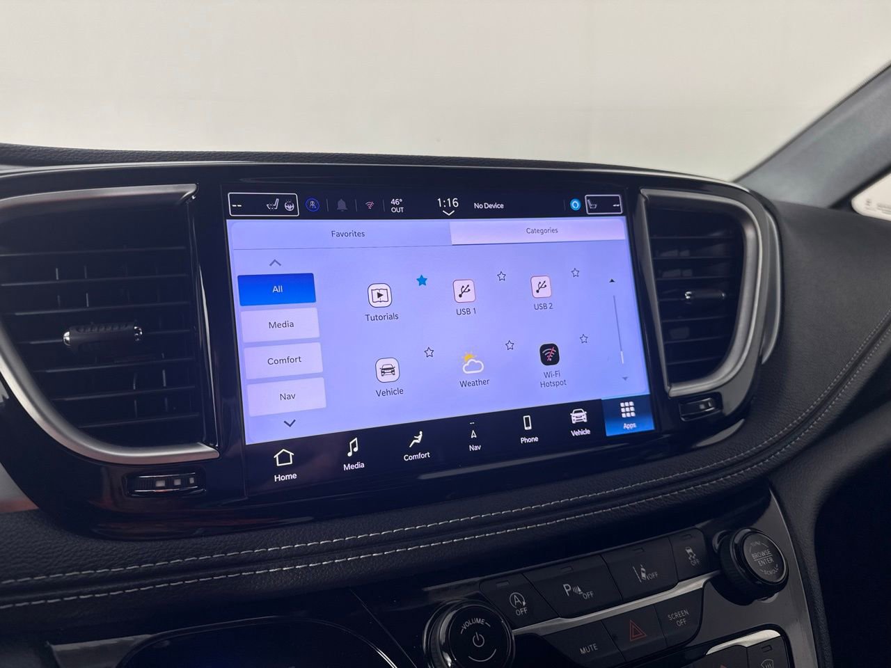 Used 2025 Chrysler Pacifica Limited FWD image 29