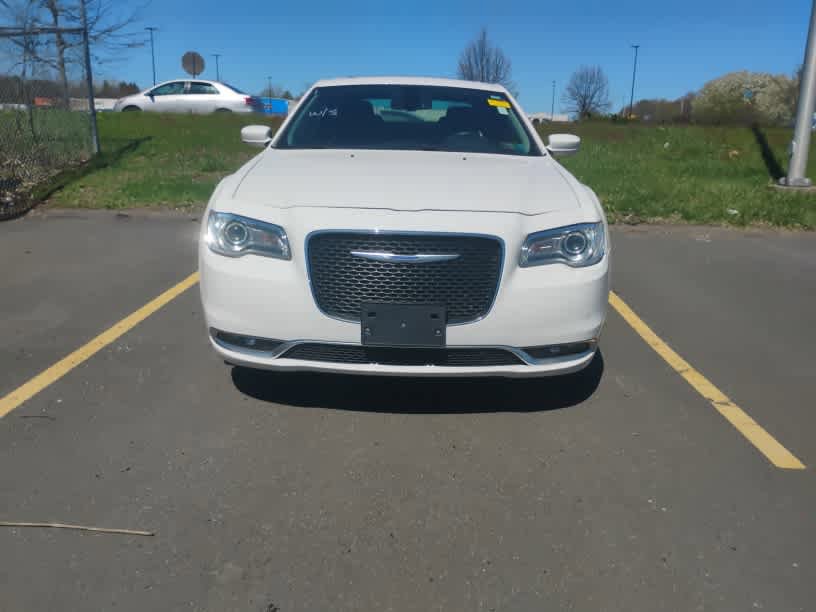 Used 2020 Chrysler 300 Touring L w/ 300 Premium Group AWD/4WD image 3