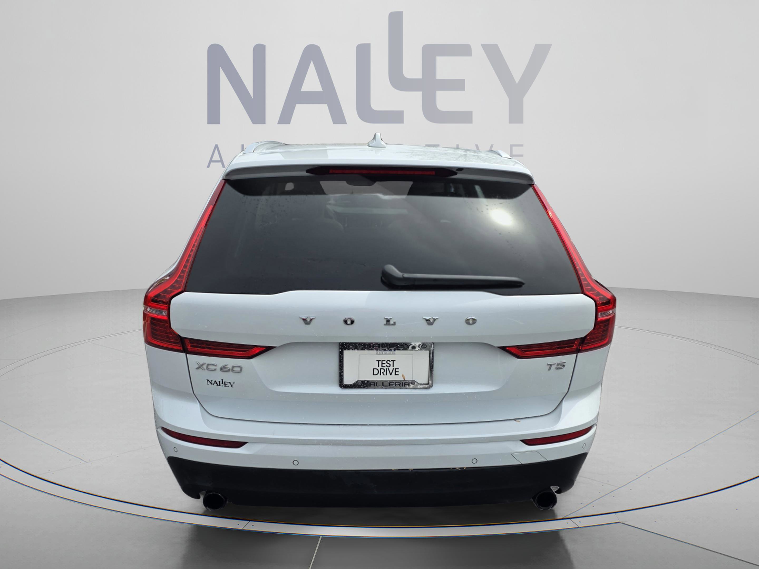 Used 2021 Volvo XC60 T5 Momentum w/ Climate Package image 3