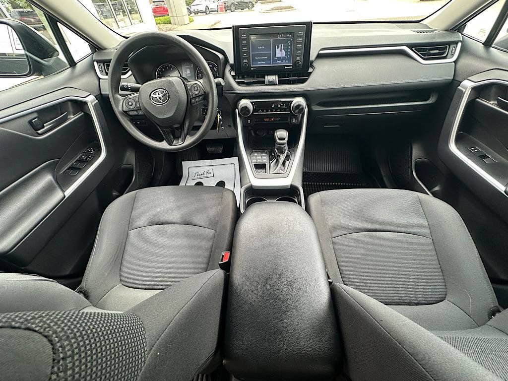 Used 2021 Toyota RAV4 LE AWD/4WD image 17