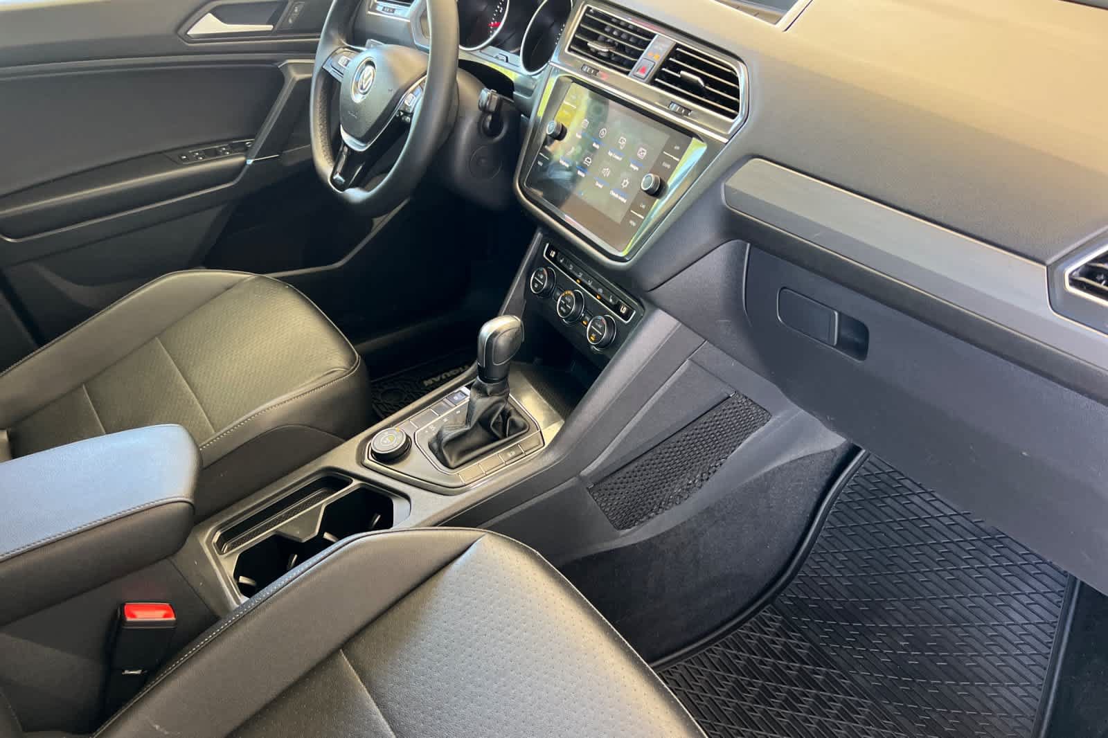 Used 2020 Volkswagen Tiguan SE AWD/4WD image 18