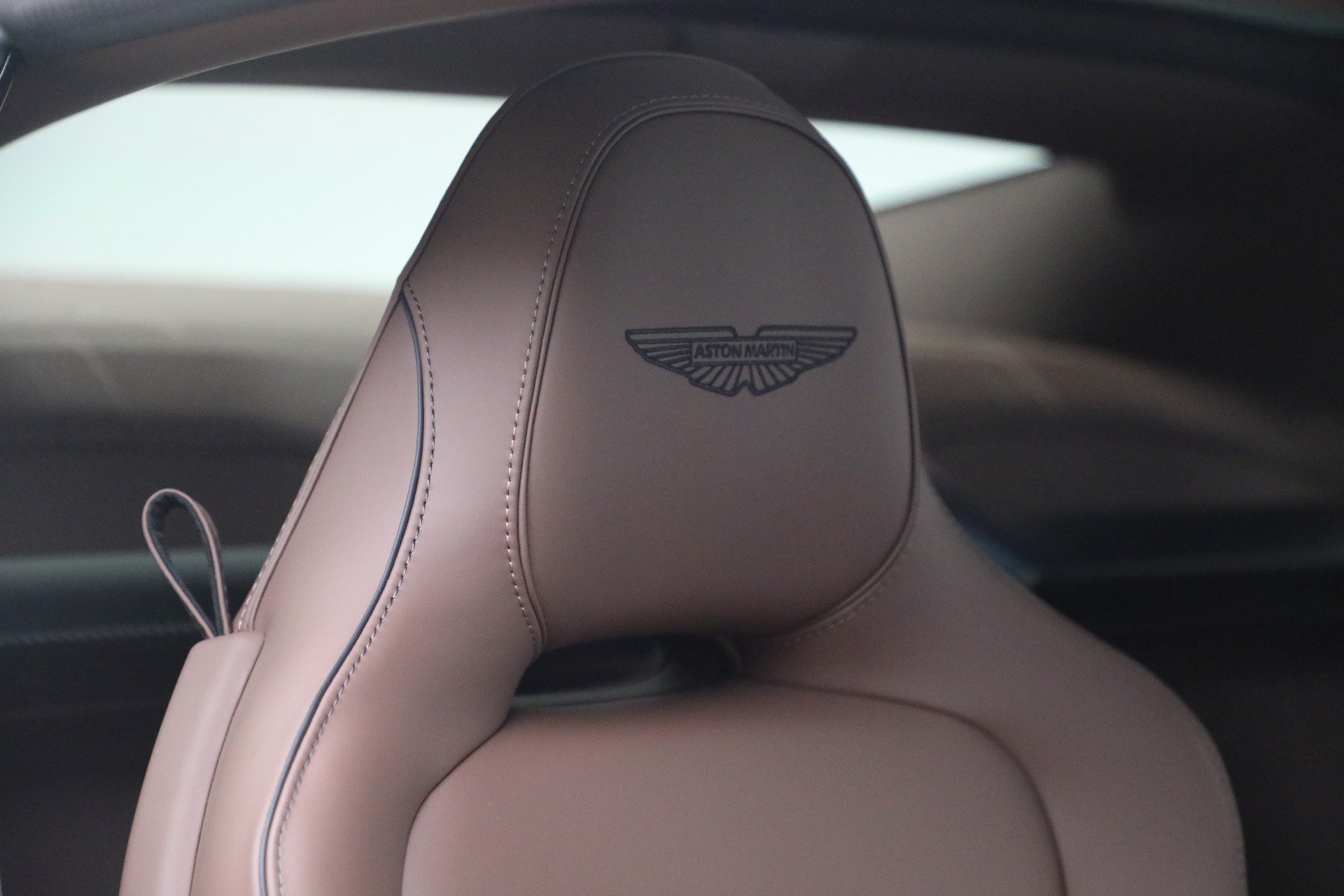 Used 2025 Aston Martin Vanquish RWD image 30