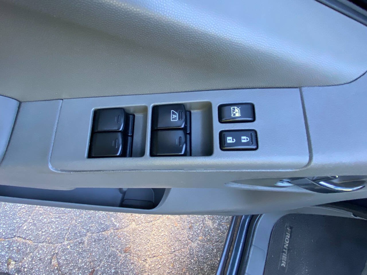 Used 2015 Nissan Frontier SV w/ SV Value Truck Package AWD/4WD image 15