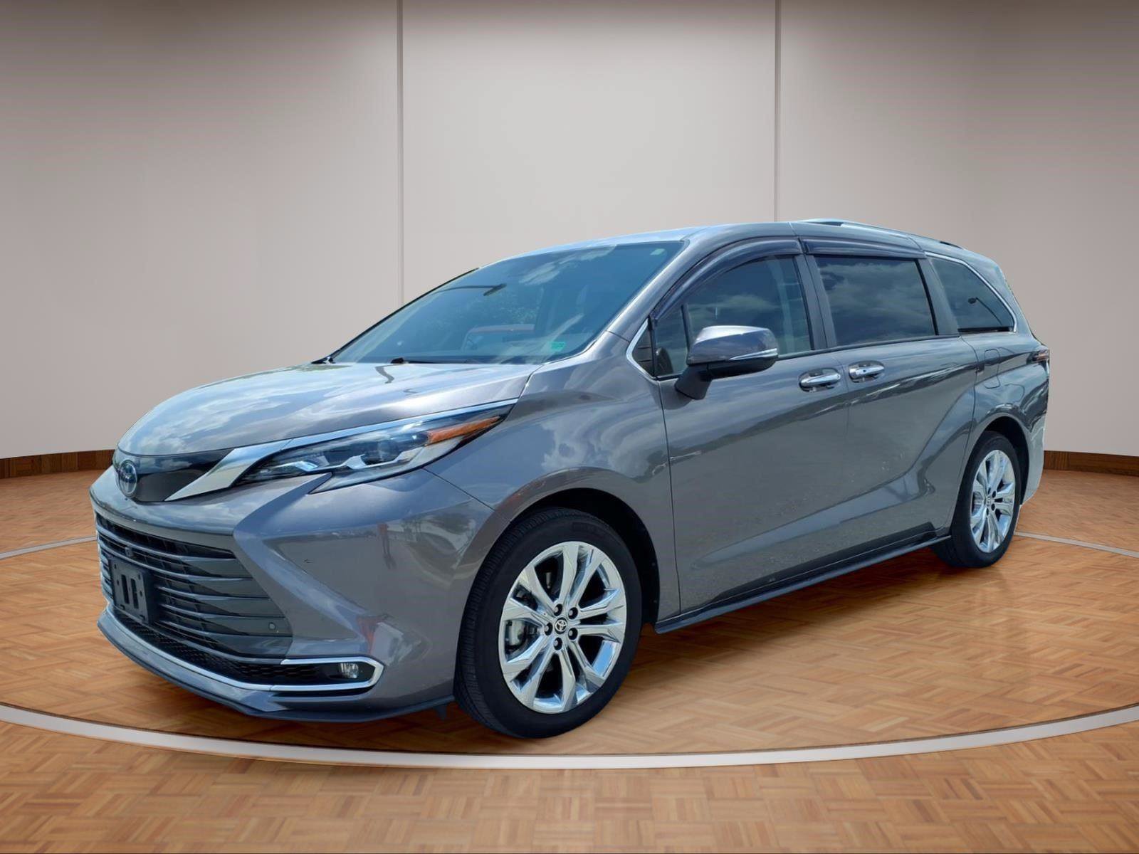 Used 2022 Toyota Sienna Platinum FWD image 3