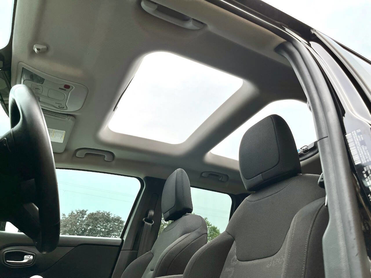 Used 2015 Jeep Renegade Latitude image 12