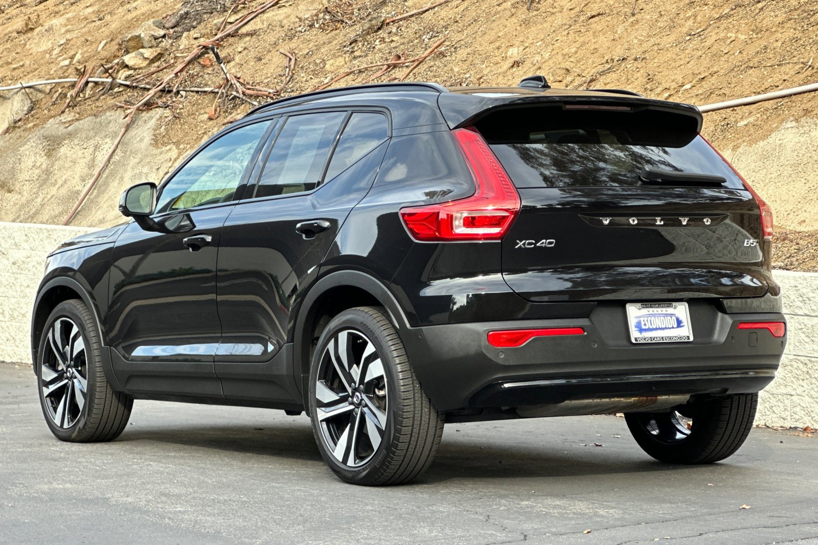 Certified 2025 Volvo XC40 B5 Plus image 7