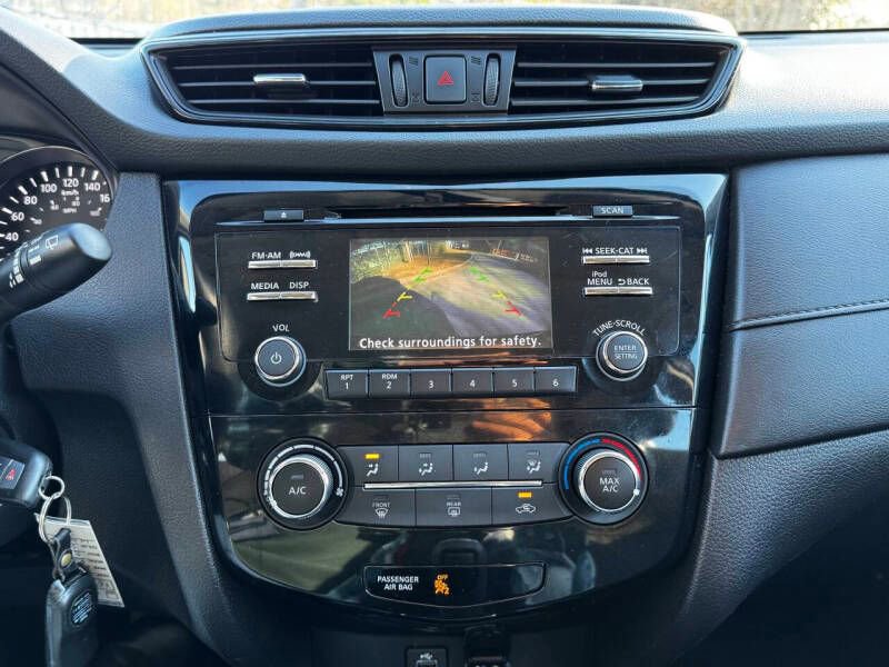 Used 2017 Nissan Rogue S FWD image 18