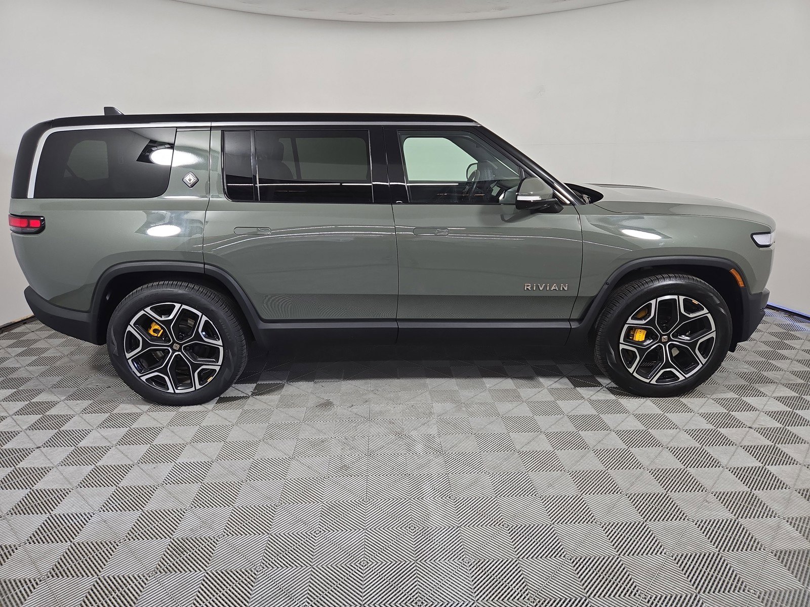 Used 2023 Rivian R1S Launch Edition AWD/4WD image 6