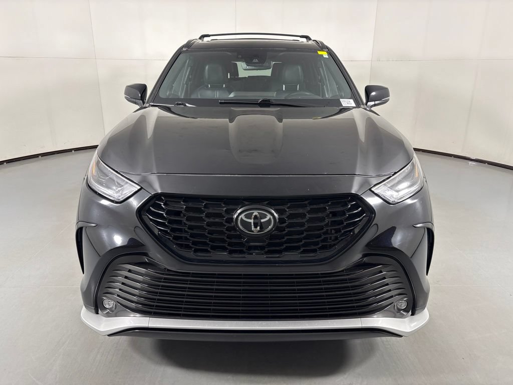 Used 2023 Toyota Highlander XSE FWD image 3