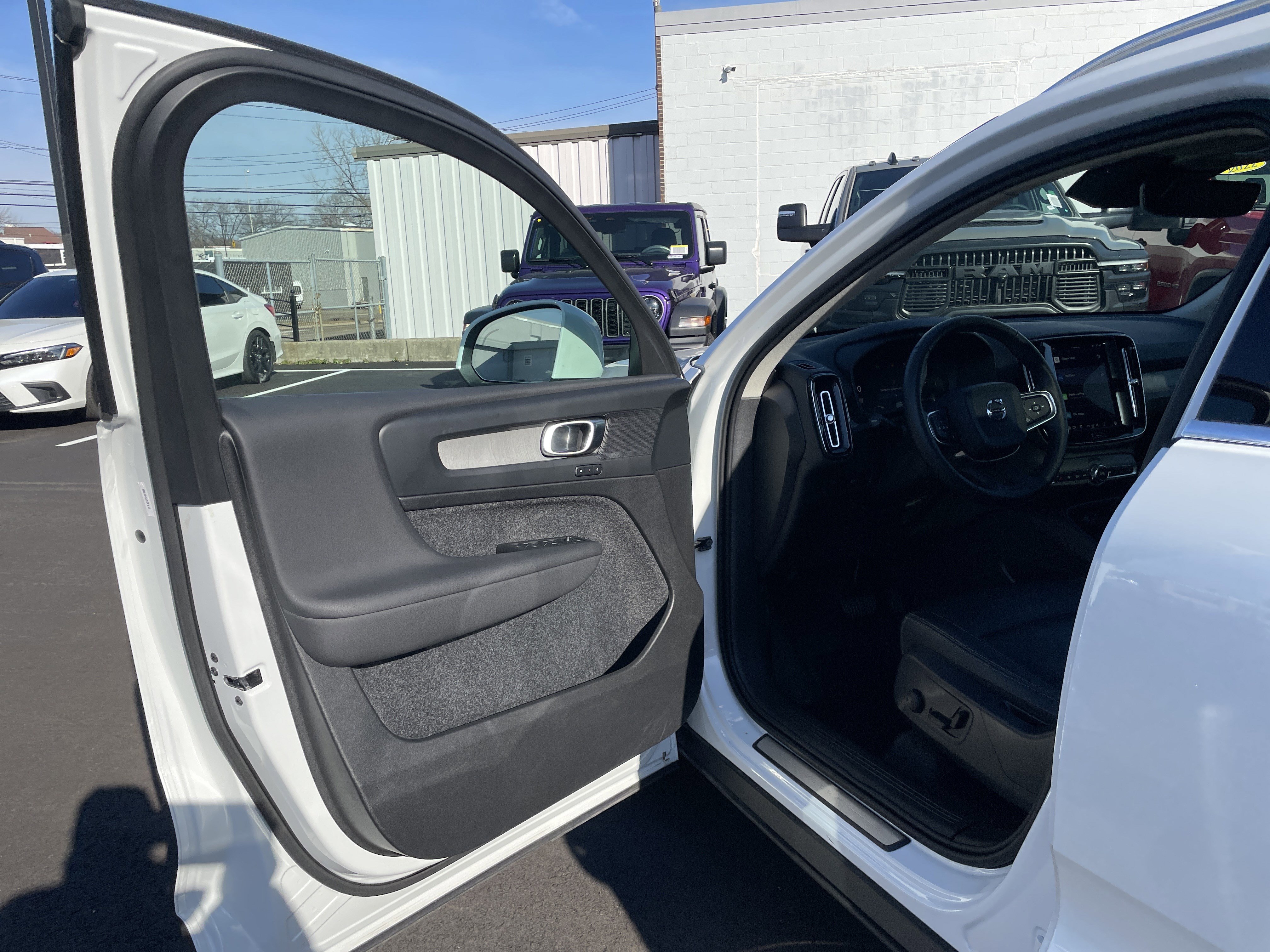 Used 2025 Volvo XC40 B5 Core image 40