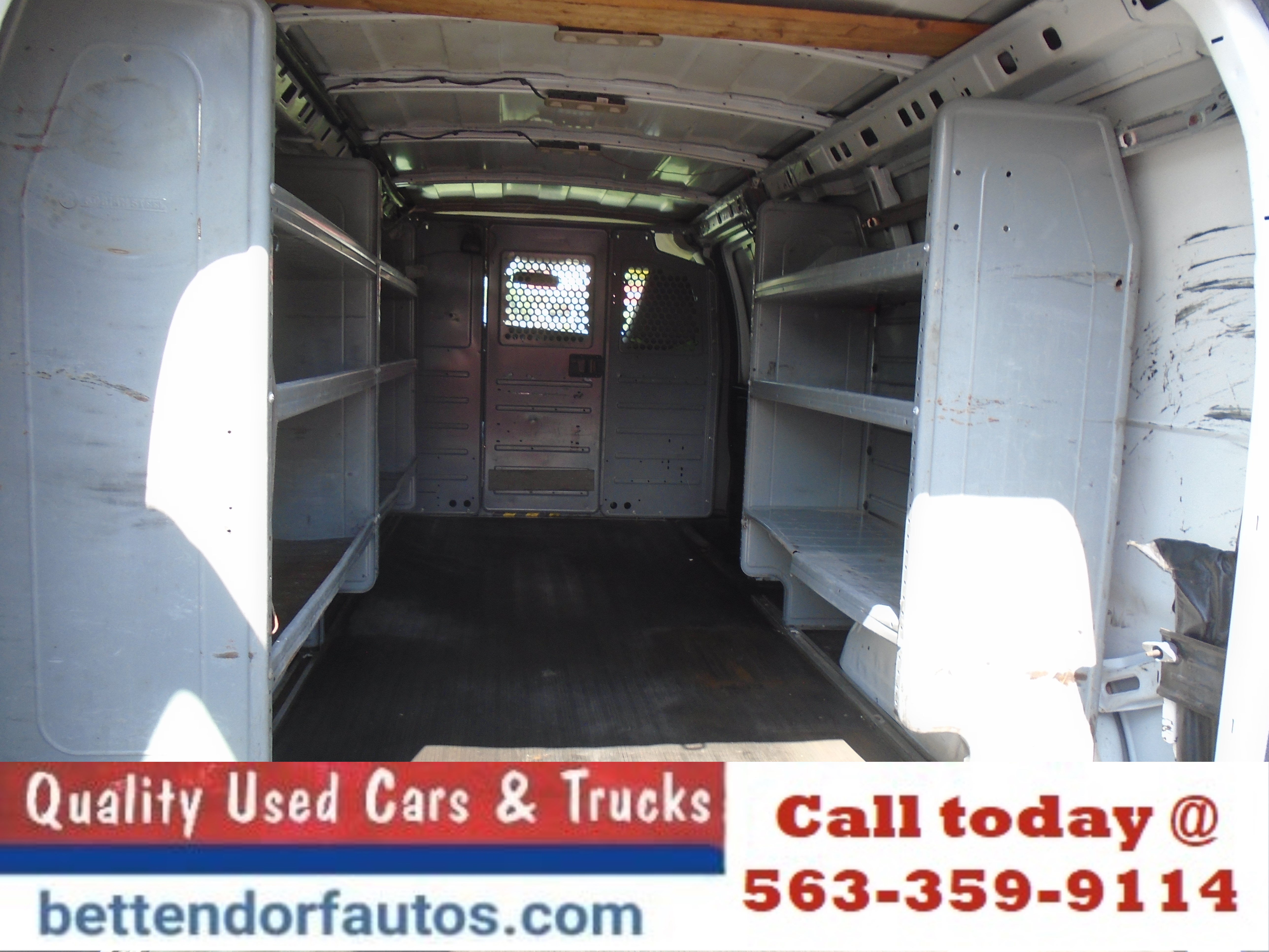 Used 2017 Chevrolet Express 3500 Extended RWD image 2