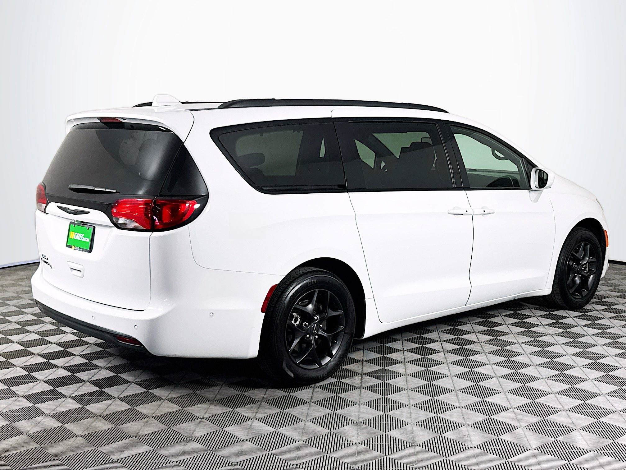 Used 2020 Chrysler Pacifica Touring-L Plus FWD image 8