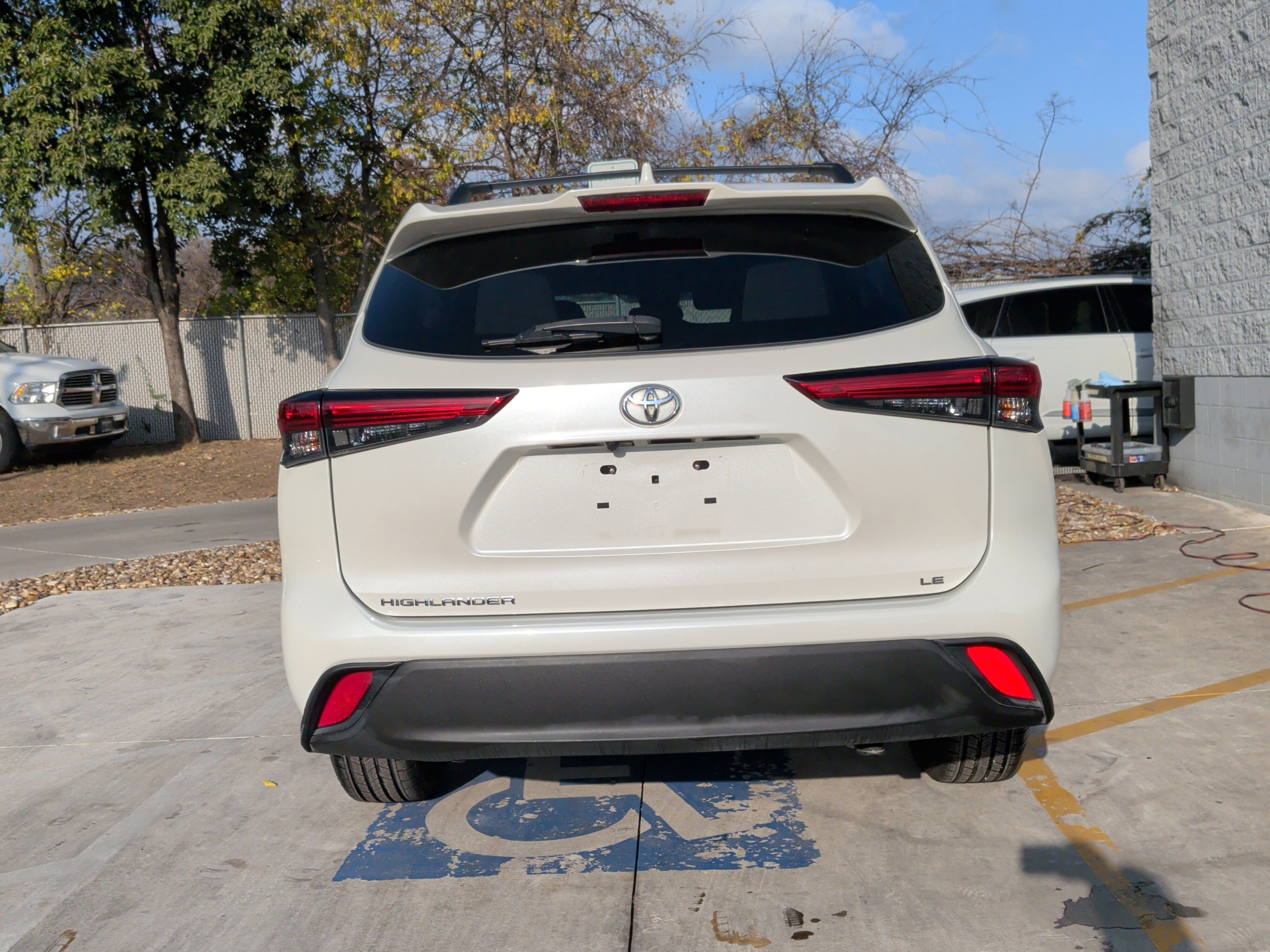 Used 2021 Toyota Highlander LE image 10