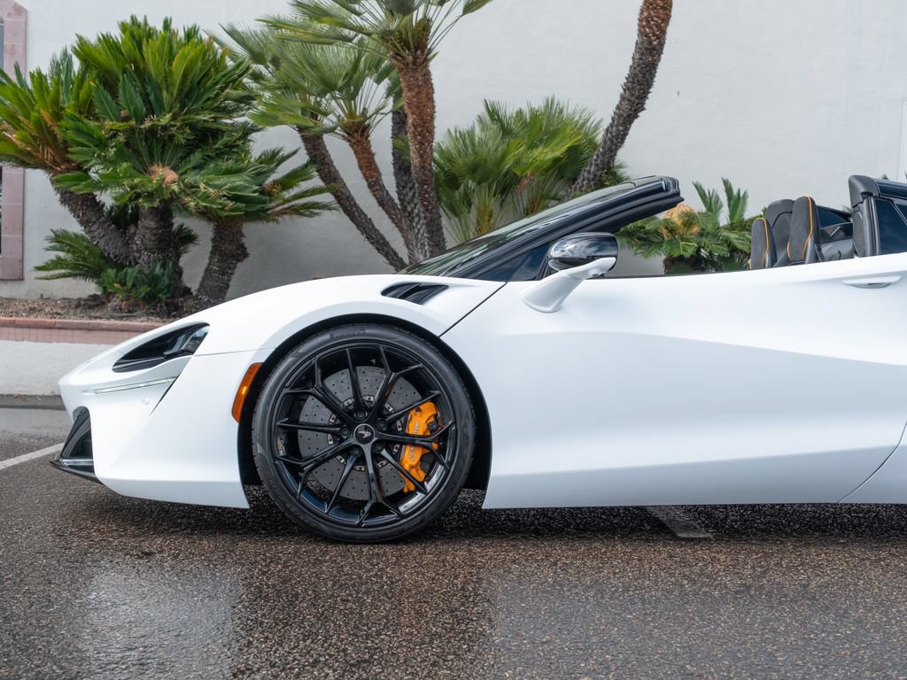 Used 2025 McLaren Artura Spider RWD image 24