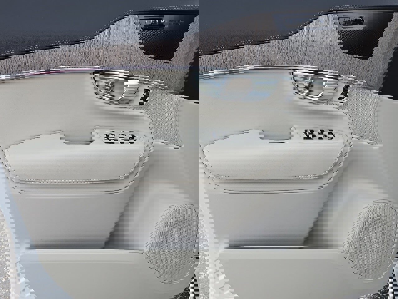 Used 2025 Volvo XC90 B6 Ultra w/ Protection Package Premier image 11