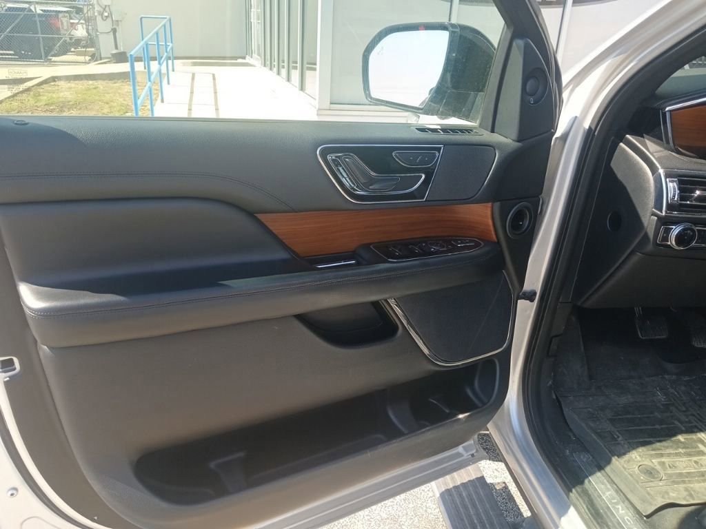 Used 2019 Lincoln Navigator Select image 9
