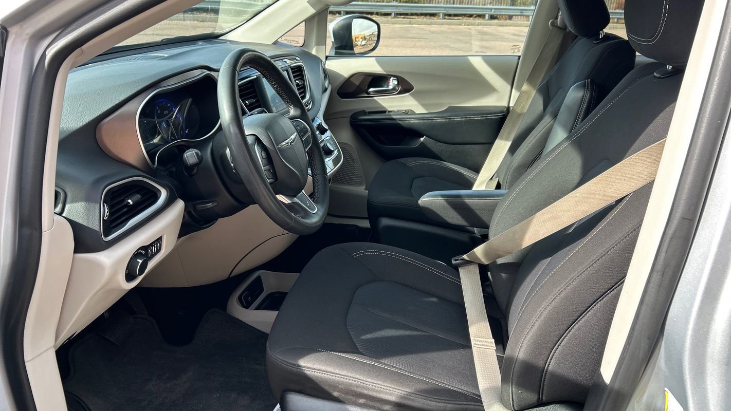 Used 2023 Chrysler Voyager LX image 9