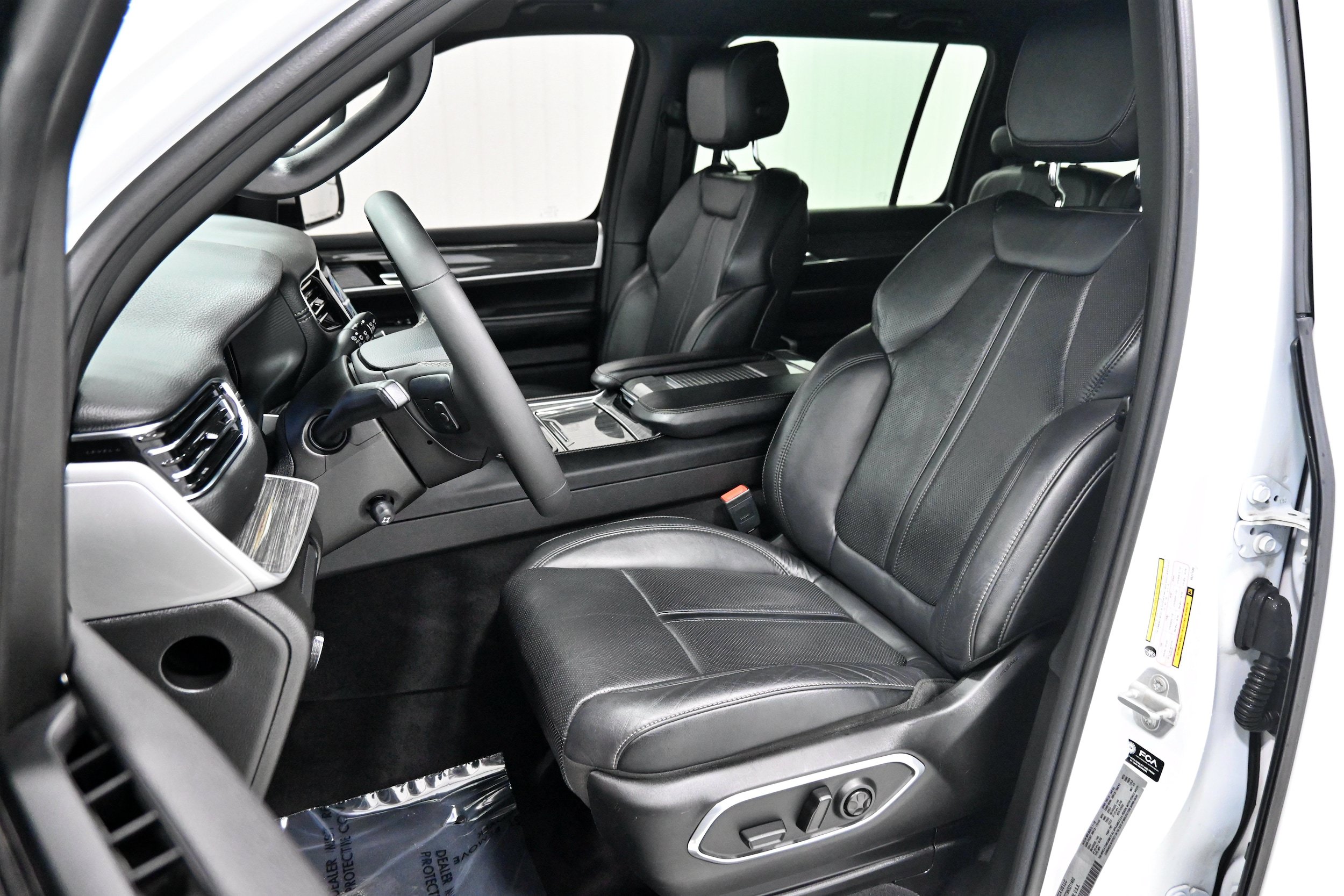 Used 2022 Jeep Wagoneer Series III AWD/4WD image 6