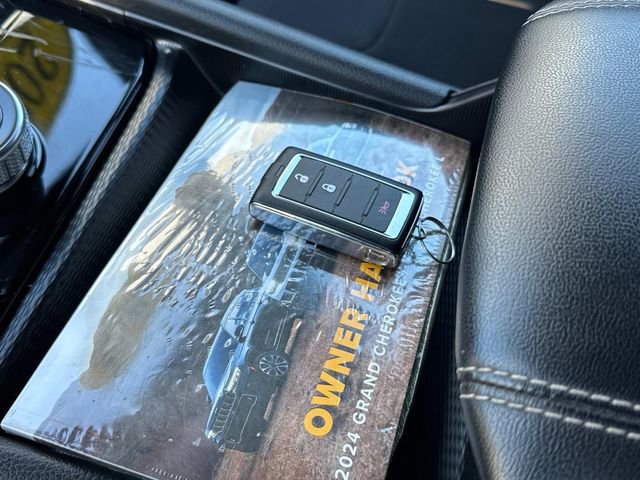 Used 2024 Jeep Grand Cherokee Laredo w/ Trailer Tow Package image 5