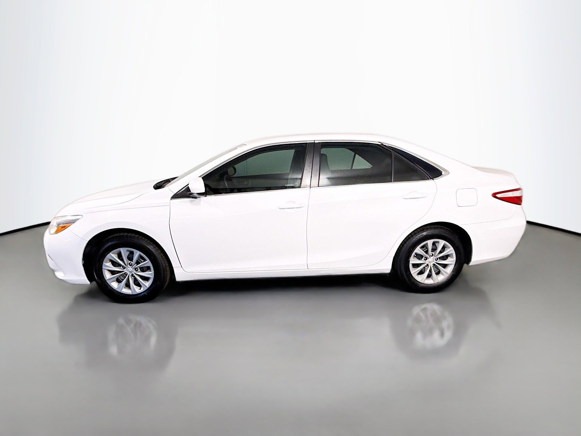 Used 2016 Toyota Camry LE image 6