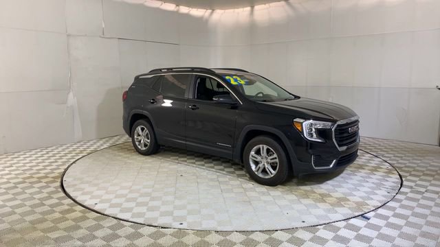 Used 2023 GMC Terrain SLE w/ Driver Convenience Package image 2