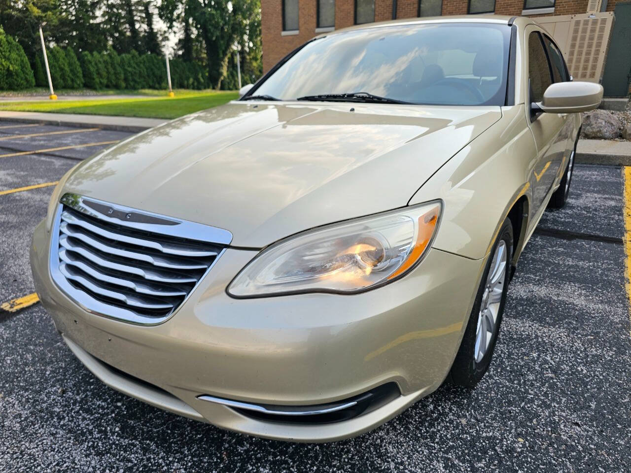 Used 2011 Chrysler 200 Touring FWD image 1