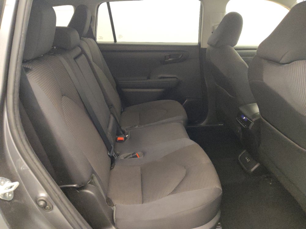 Used 2022 Toyota Highlander LE image 19