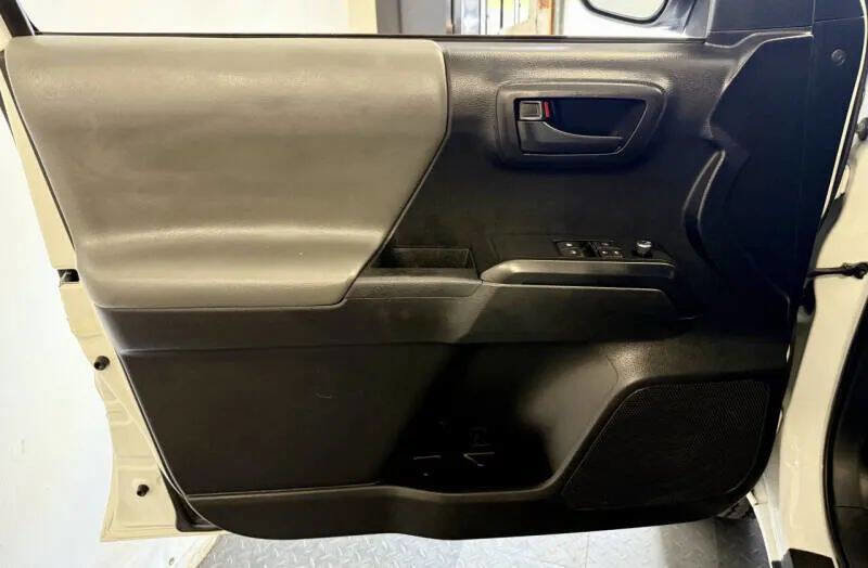 Used 2018 Toyota Tacoma SR image 10