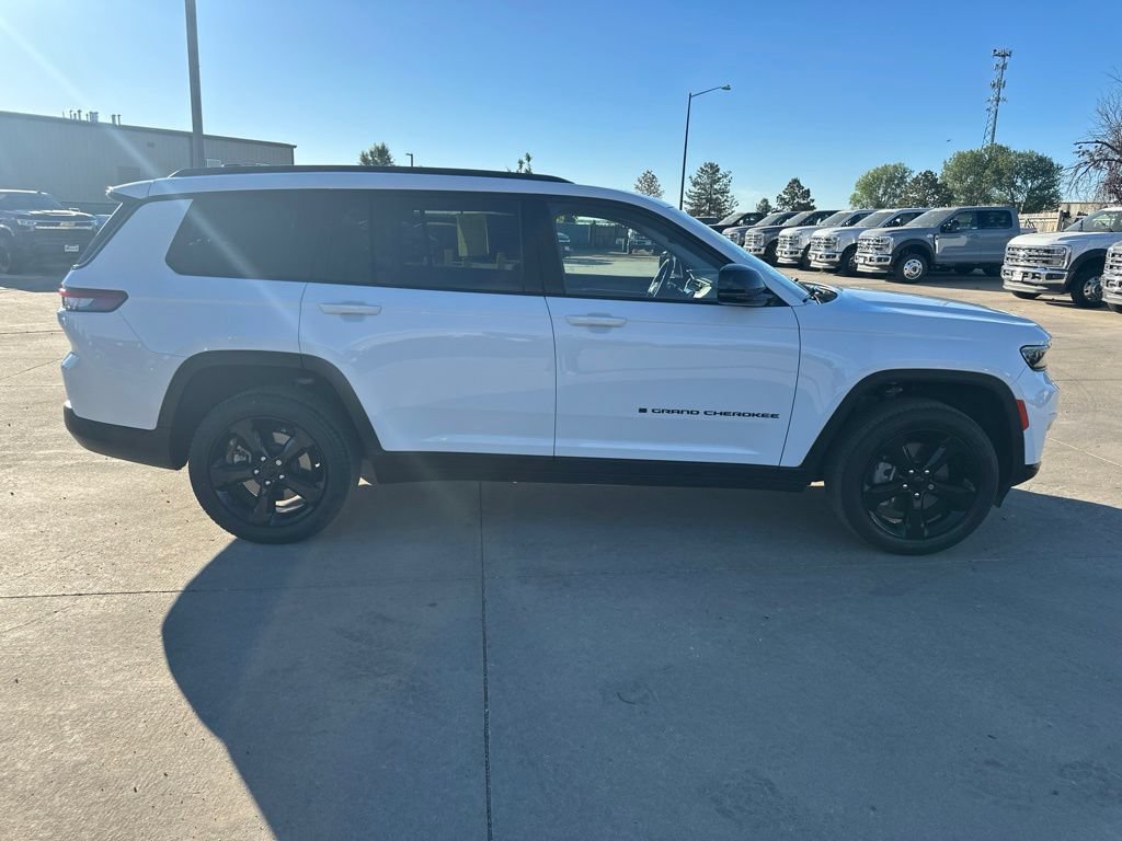 Used 2023 Jeep Grand Cherokee L Limited w/ Black Appearance Package AWD/4WD image 44