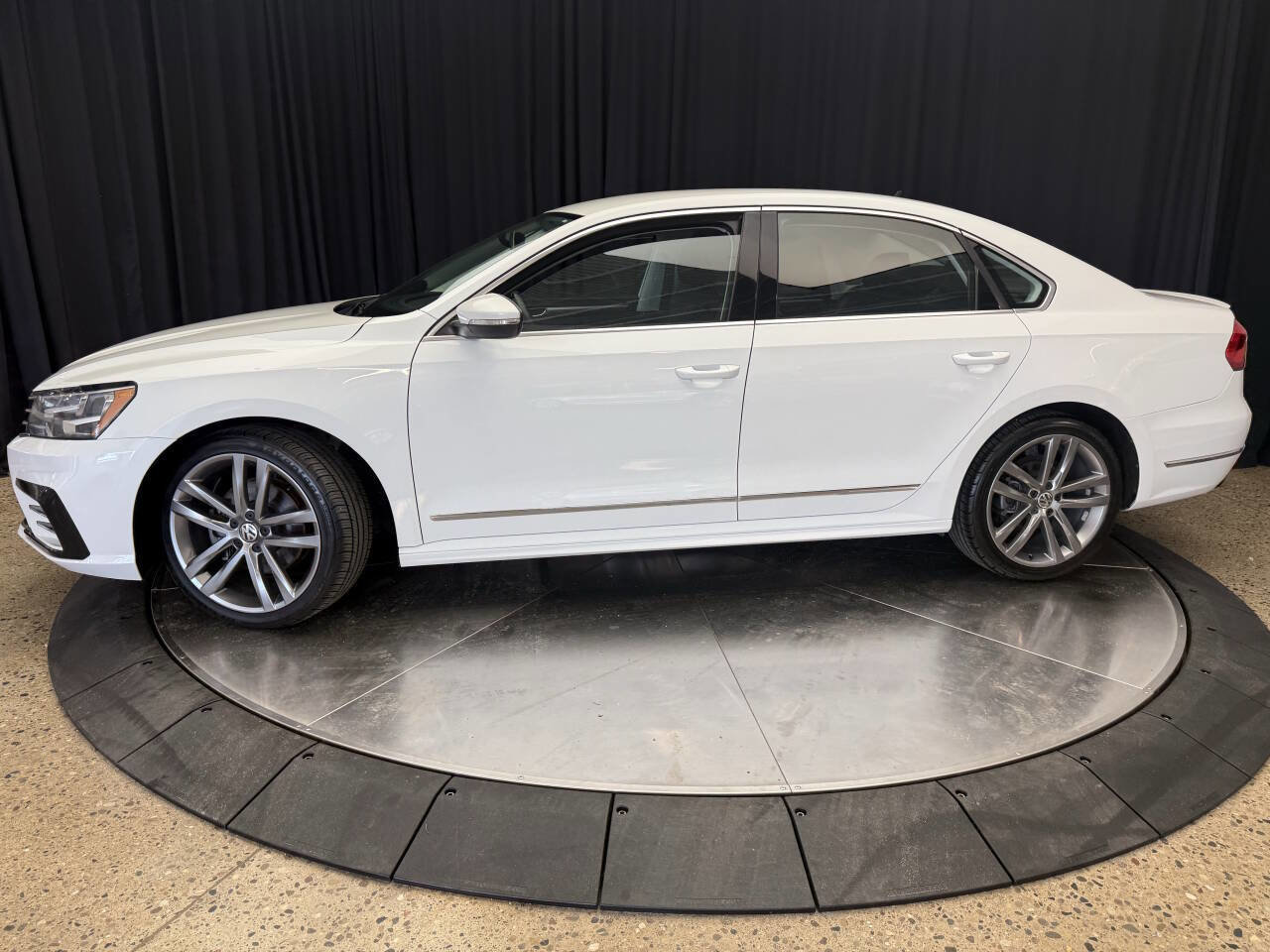 Used 2016 Volkswagen Passat 1.8T R-Line image 11