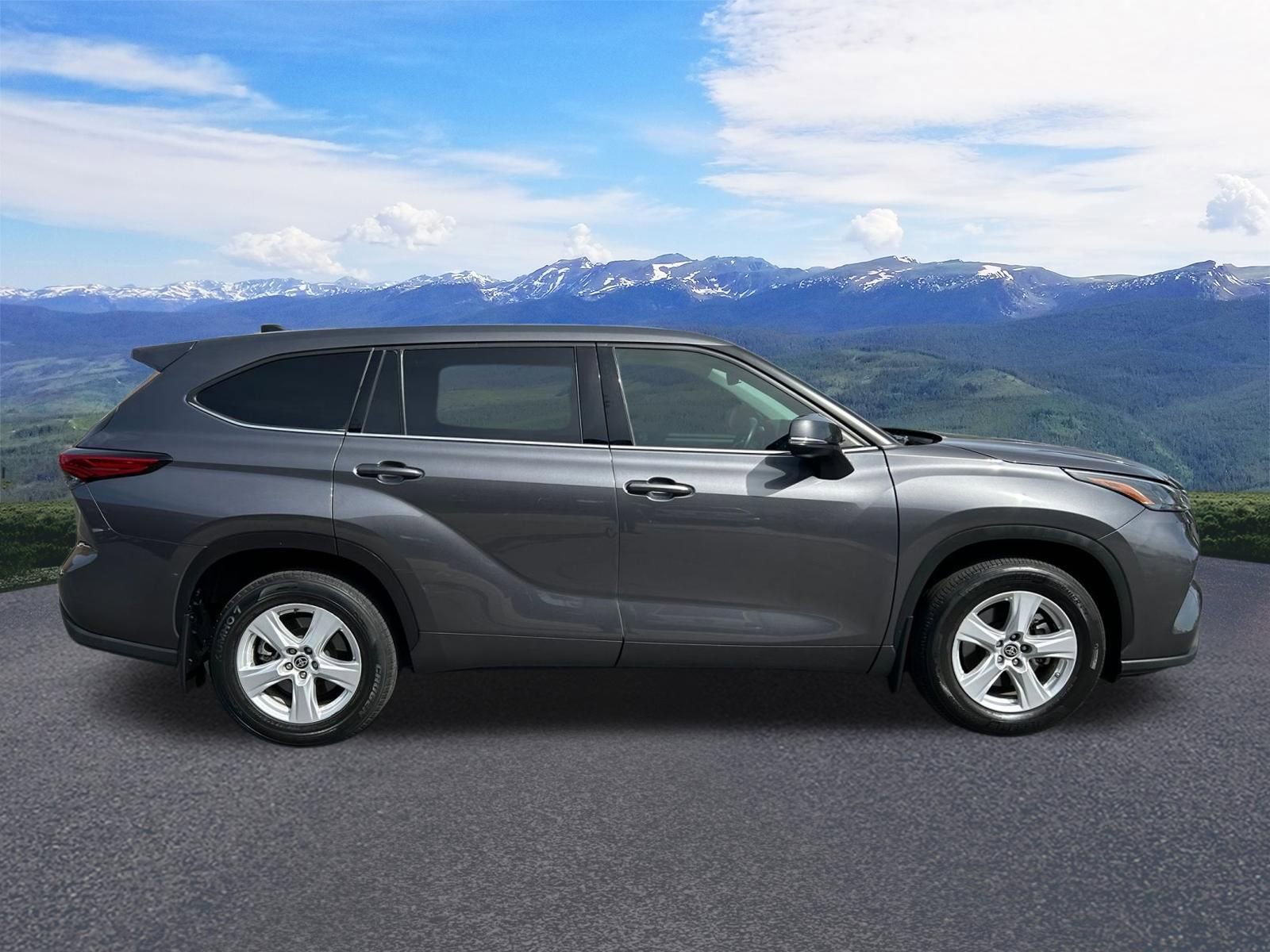 Used 2022 Toyota Highlander LE image 6