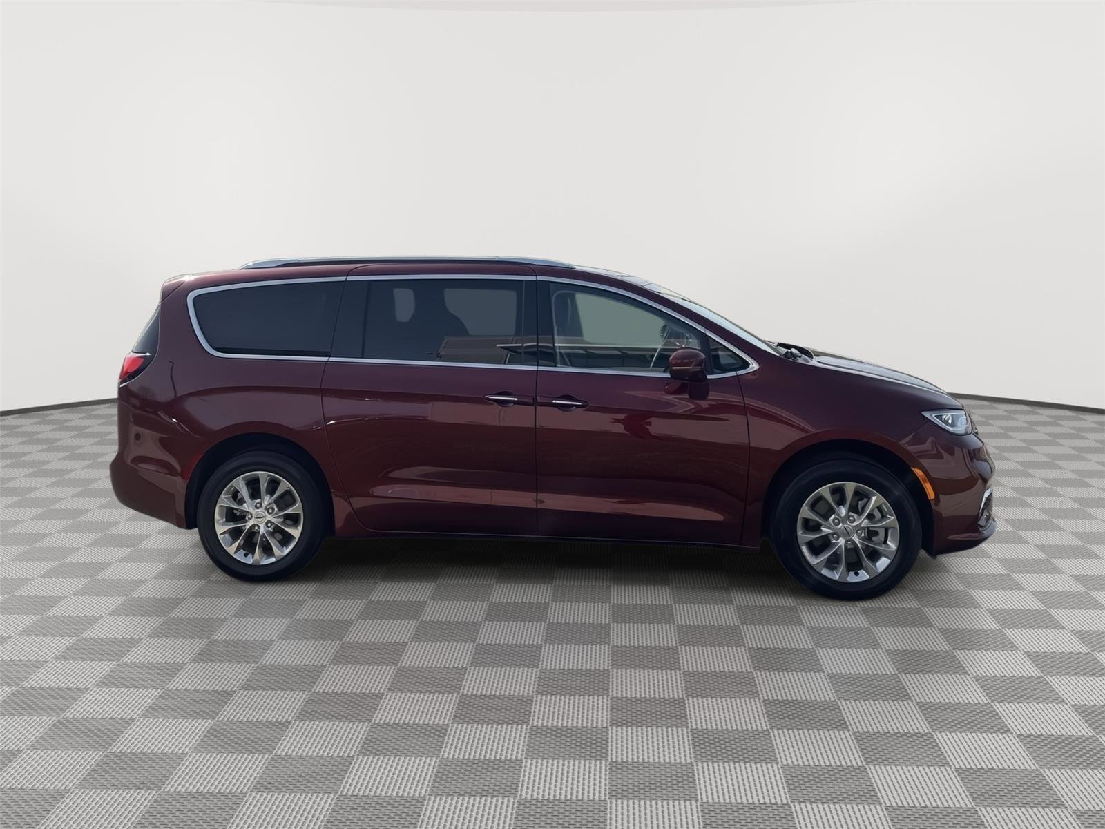 Used 2021 Chrysler Pacifica Touring-L w/ Premium & Safety Sphere Group image 7
