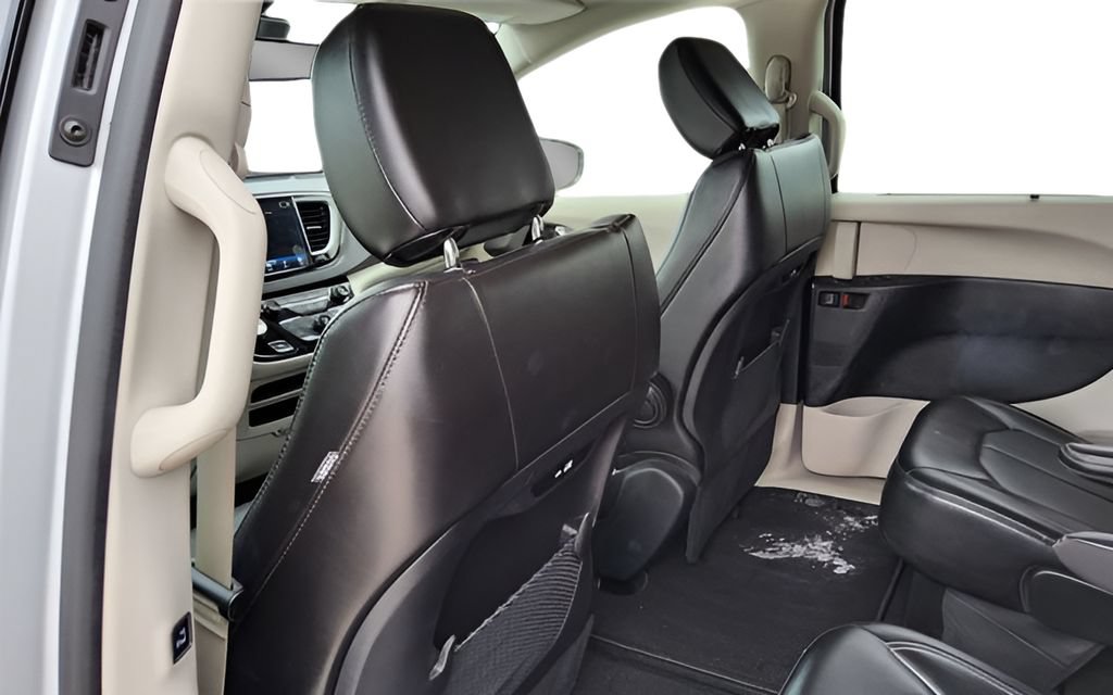 Used 2024 Chrysler Pacifica Touring-L FWD image 13
